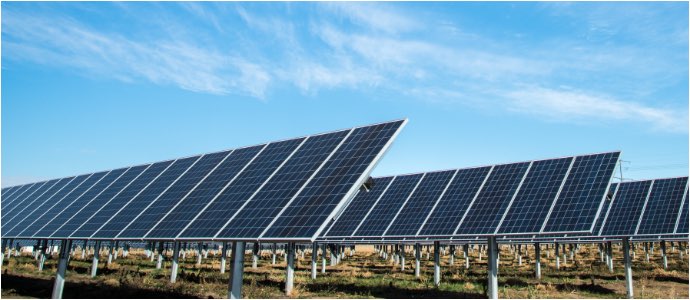Panneaux photovoltaïques : on peut coupler le système de stockage des chaleurs fatales industrielles, l'Eco-Stock®, avec des énergies renouvelables afin de palier le problème de leur intermittence.
