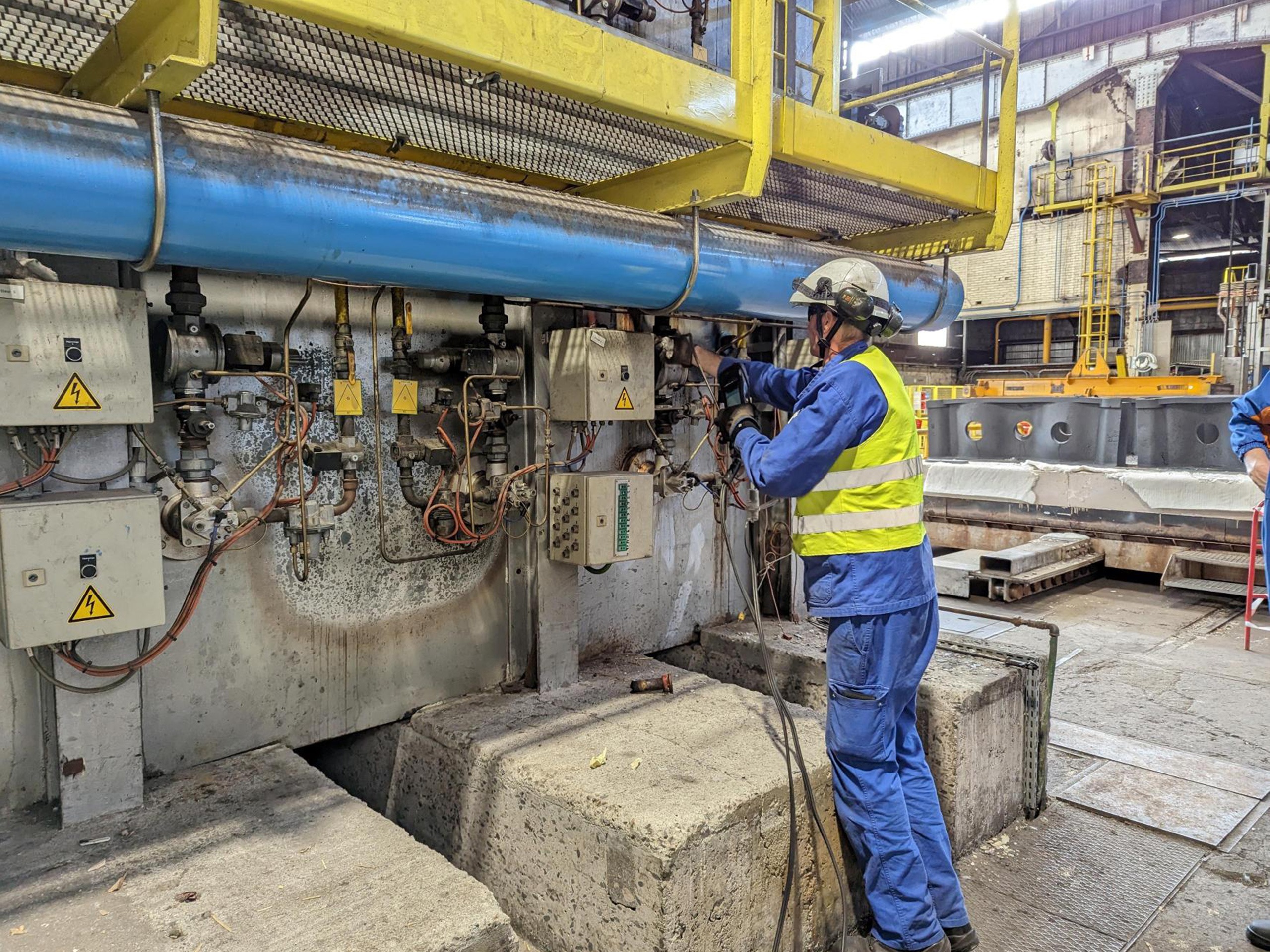 Réalisation d'un diagnostic énergétique par un ingénieur d'Eco-Tech Ceram en vue de la valorisation des chaleurs fatales dans une usine d'Aubert & Duval.