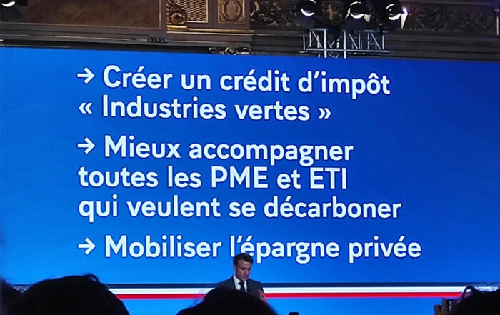 Emmanuel Macron fait un discours à l'Elysée devant 400 acteurs de l'industrie pour produire mieux et décarboner.