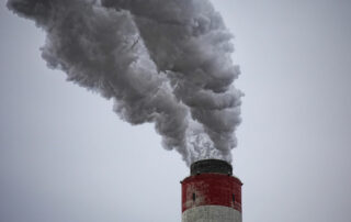 Fumée qui sort d'une cheminée d'usine. Il faut récupérer les chaleurs perdues pour décarboner l'industrie.